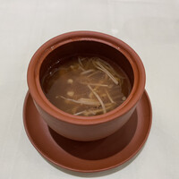 後楽園飯店 - フカヒレ三昧華扇コース
                蒸し鶏入りフカヒレのスープ