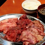 吉川ホルモン - 食べ放題の肉4種