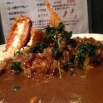 カルダモン． - トマトと芋サラダのコロッケ、エビフライカレー