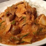 カルダモン． - 赤唐辛子のタイ風レッドカレー<砂ずり、竹の子、しめじ、ピーマン＞