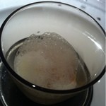 エクアトゥール - アミューズ：ホワイトショコラ（白とうもろこし）と雲丹、オレンジの香り