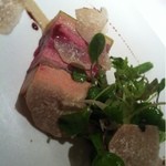 エクアトゥール - 前菜：ルーアン鴨とフォアグラのユール、アーティチョークのピューレとサマー・トリュフのサラダ添え