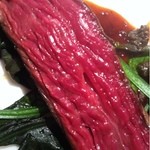 エクアトゥール - 熊本県阿蘇山麓より、馬ハラミのロースト、燻製したエシャロットソースと金時草（加賀野菜）のソテー