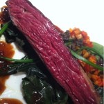 エクアトゥール - 熊本県阿蘇山麓より、馬ハラミのロースト、燻製したエシャロットソースと金時草（加賀野菜）のソテー