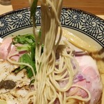鴨と蟹 中華そば 燈 - 麺の感じ