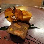 ル・ゴーシュ・セキ - フォアグラ、牛肉を赤ワインで煮て身をほぐしたもの、りんごのサラダ、乾燥リンゴ、 松の実、レーズン、いちじく、ピスタチオ