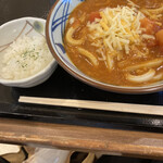 Marugame Seimen - チーズトマたまカレーうどん、一膳ご飯つき。