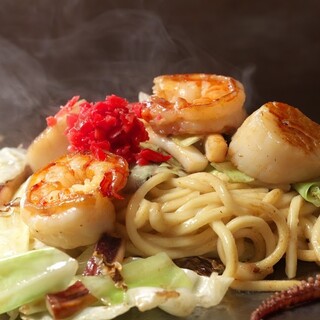 Two signature menus ◆ Chewy Yakisoba (stir-fried noodles) and special Moon Rainbow Yaki