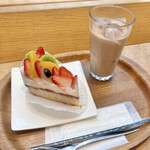 Cafe&Sweets Saika - フルーツタルト(\650)　アイスロイヤルミルクティー(\400)