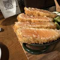 Seafood bar Ermitage 代々木店 - トロサーモンのレアカツ丼