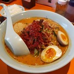 Ganso nyutantammenhompo - コチラが初見の『辛味噌ラーメン』。見てるだけで辛そうなわかりやすいビジュアル。蓮華の上に見える色違い部分がニンニクダブルです。ヨメさんからもらった小ライスと共に。