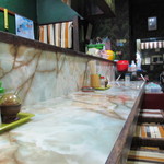 若干暗めだが仄々として