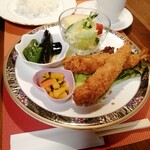 Youshoku Ten Sampo - 大きな海老フライランチ ¥1680中身の海老が太くてジューシーで美味しい