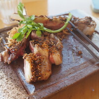 ダイナミックキッチン＆バー 響  西新宿野村ビル店 - ラムチョップ内藤とうがらしスパイス焼き