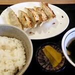 餃子販売所 新宿小滝橋通りいち五郎 - 