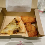 ANAクラウンプラザホテルグランコート名古屋 - 中はピザと唐揚げ