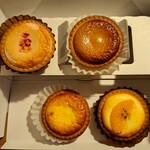 BAKE CHEESE TART - 上の棚左から、焼きたてチーズタルト(230円)、キャラメル(290円)、ストロベリー(270円)、オレンジヨーグルト(300円)