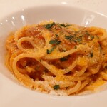 ラ トラットリアッチャ  - にんにくの効いたピリ辛トマトソースのスパゲッティ