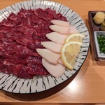 馬肉料理専門店さくら - 紅白馬刺し盛合せ