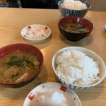 Tonkatsuya Tochitani - ごはん  ﾜﾀｼのフレンズ定食のごはんは小盛だそうです。これで充分‼️