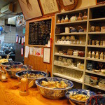 かもん亭 - カウンターに並ぶ大皿料理