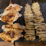 やきとり中山商店 - 左から、手羽先、皮