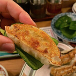餃子ノ酒場 すえひろ - ピーマンに餃子をin最高に美味しい。