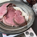 Shurasuko Ando Bia Resutoran Areguria - 目の前でカットしたお肉を軽量しながら丼を完成させていきます♪