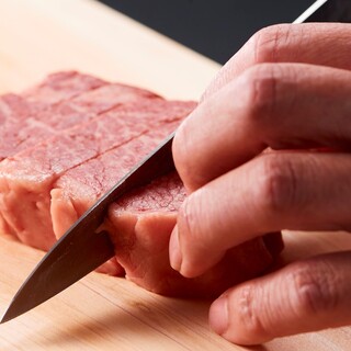 カウンターで切り分ける〜板前焼肉〜