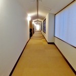寿庵 - 館内（明るい雰囲気の廊下）