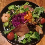 Pam Byuffe Nikuitarian Cha Yamachi Fakutori-Kafe - 彩り鮮やか！鮮魚のカルパッチョと藁焼きサラダのメリメロサラダ