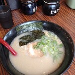 博多ラーメン 本丸亭 - 背脂あり　海苔の上にかすかに背脂が見える
