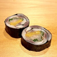 鮨 はしもと - 赤酢で〆た鰯の海苔巻き