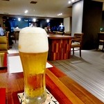 生ビールの向こうに”頑張る若主人”の姿がみえる。。。