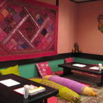 チャミヤラキッチン - ('13/08）座敷　抱き枕みたいな物はインドから取り寄せた生地で自作したそうです。