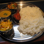 チャミヤラキッチン - ('13/08）日替わりランチＣ（カレー2種+タンドリーチキン+バスマティライス+サラダ+ラッシー）980円