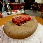 寿庵 - 熱々の石の上で焼き上げます