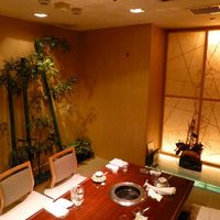 叙々苑 新宿小田急ハルク店 - 個室の写真は、実は帰り際に撮っているので、テーブルの上の散らかり具合には目をつぶってください
