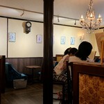 喫茶キツネ雨 - 店内装飾は「西洋文化に憧れを抱いた時代」がコンセプトと言うことでまさに大正浪漫といった感じです
            応対は着物姿の若い女性スタッフさんがして下さいます♪