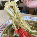 井土浜や - カアちゃん斜めに麺リフト