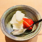 鮨 一二郎 - イチゴと牛乳のシャーベット