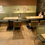 essence dining - 店内。1階奥の席