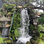 Risubon Eito - 玄関先の「滝」