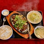 川府人家 - ラム肉のクミンと山椒の鉄板焼き定食1200円