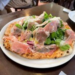 トラットリア エ ピッツェリア アミーチ - ルッコラが乗っている立体的なピザ・ビアンカ