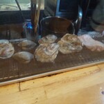 貝鮮炭菜 はちろく - 貝の炭火調理中