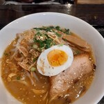 Ma Rong Youza Ando Sankorei - 味噌ラーメン820円、珍しく煮玉子と分厚いめちゃ美味いチャーシューが入ります♪