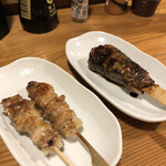 チキンジョージ - 左からせせり　ボンぢり　名物つくね