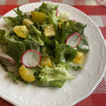 ビストロ デ トロワ - 赤蕪と黄色トマトとグリーンリーフとロメインの
      
      レタスサラダ