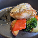 ビストロ デ トロワ - 鳥取県産大山鶏の粒マスタードのパン焼き